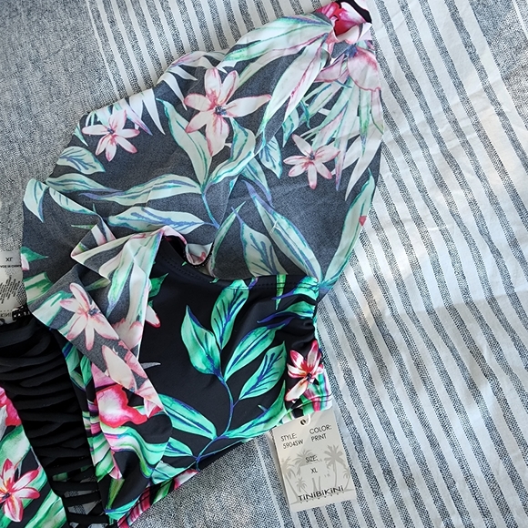 NWOT | Two-Piece Tropical Print Ruffled Swimsuit - Picture 6 of 8